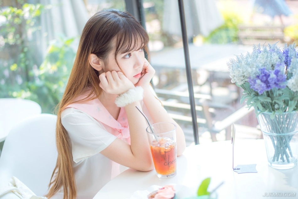 就这么望著吧，直到把浮世望成眼睫上的尘埃。如果，子夜想醉，有什么比叹息更畅怀的?子夜想歌，有什么比忘川之水更能断愁?——三毛